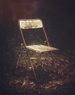 white and brown steel folding chair